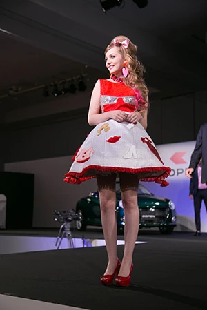 衣装は着せ替え前のもの。この後、クルマとともにセクシー衣装へあっという間に様変わり!