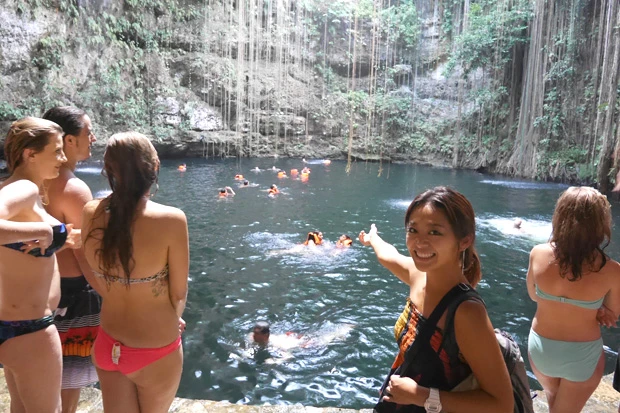 世界各国の人たちが集まるセノーテ。ツアーで行くセノーテは青くなくてガッカリ