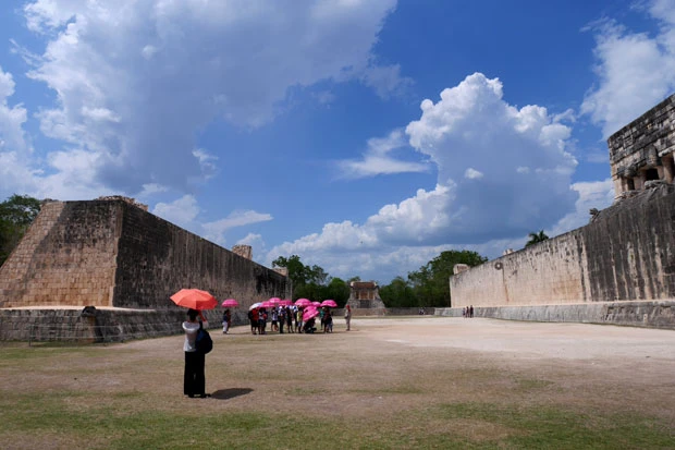 球戯場の両壁は音が逃げずに場内に響き渡るように設計されている。ここにもマヤの高度な技術が巧みに使われている