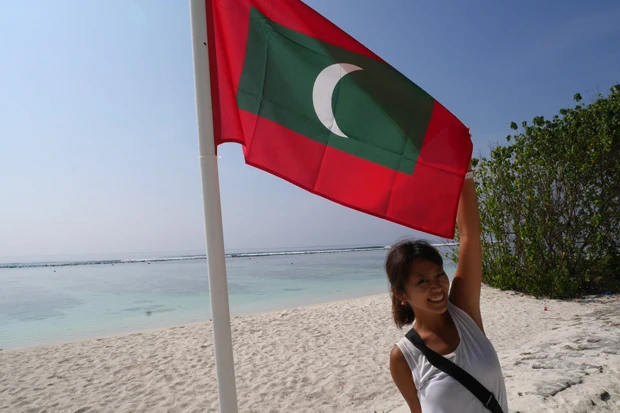 イスラム教の象徴である三日月柄の国旗。赤は勇気を示した血、緑は命の源であったココヤシの木を表している