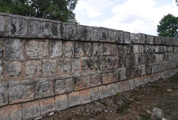 生贄の頭蓋骨がさらされるツォンパントリ「頭蓋骨の城」。ここにたくさんの頭蓋骨が積み重ねられたそう