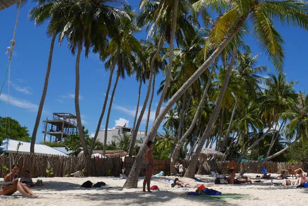 現地の街と隔てられた柵の中の世界。この柵低いし、海側からも見えちゃいそうだけどね（笑）