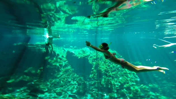 差し込んだ太陽の光は“光のカーテン”となり水中に揺れていた。これ私ですよ~