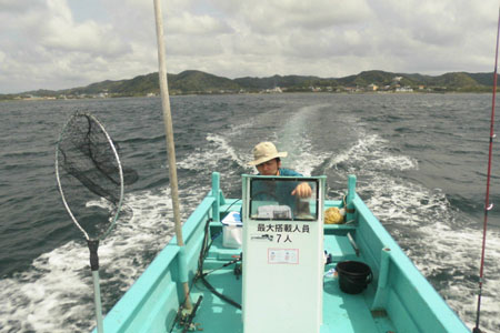 小型船とはいえ、やはりボート操縦に興奮する釣り友K氏