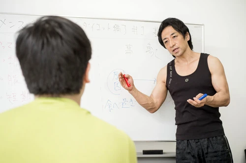 坂詰氏の逆三角形の体に見とれながら、食事制限のポイントを学ぶ挑戦者・三浦君(身長173cm、体重78.6kg、体脂肪率24.7%)