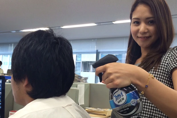 ニオイが気になる編集部の男性スタッフに、シュシュッ！　ニオイの原因菌まで９９．９％除菌して、さわやかに変身！