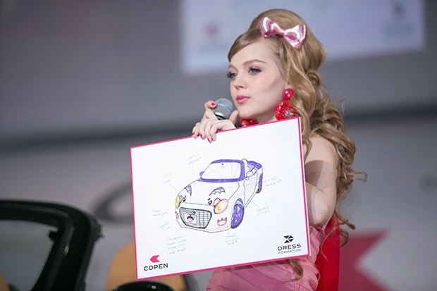 自らがデザインしたコペンのイラストを見せるダコタちゃん。とても個性的…(笑)