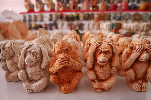 チチェン・イッツァで売られていたメキシコみやげの三猿。日光の三猿と同様、悪事を見ない、聞かない、話さない。ドラゲナイ…