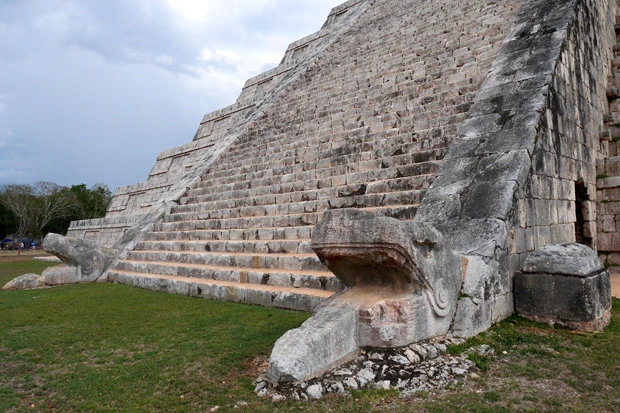 「羽をもつ蛇の姿をした神」ククルカンの頭部