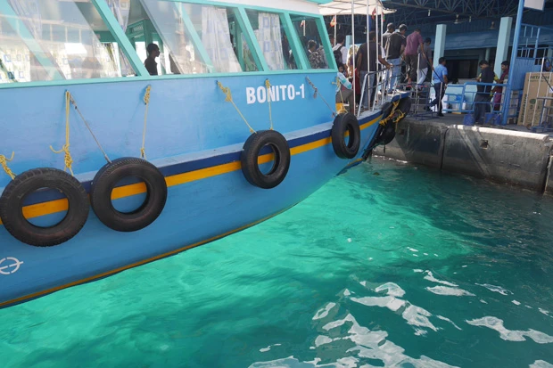 島間の移動もローカルの公共フェリーなら２ドル！　船着場の水でさえ透明度高すぎて、船が空中に浮いて見えるくらいキレイ！