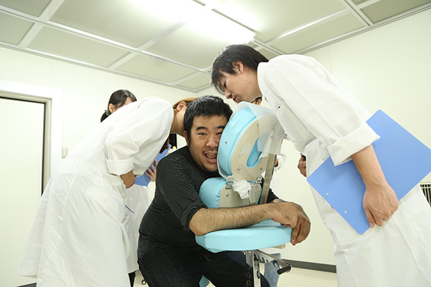 取材した日本一臭い編集者?こと本誌ヤノアツの臭いを嗅ぐ「マンダム」臭気判定士たち(合掌)