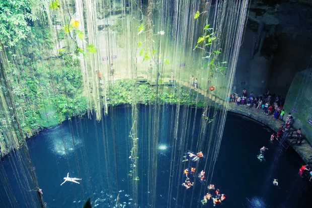 地面が陥没してできたセノーテ