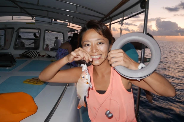 人生初の釣りでかわいい赤い魚が釣れました！　なんか愛着わく～。食べちゃうけどね！