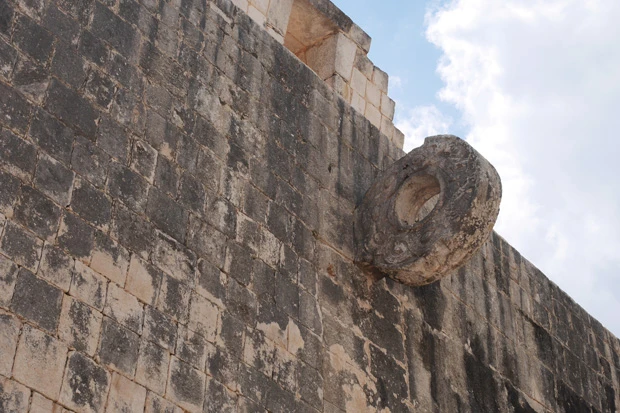 球戯場ゴール。これにボールを入れたら…入っちゃったら死が待っている。怖すぎる!