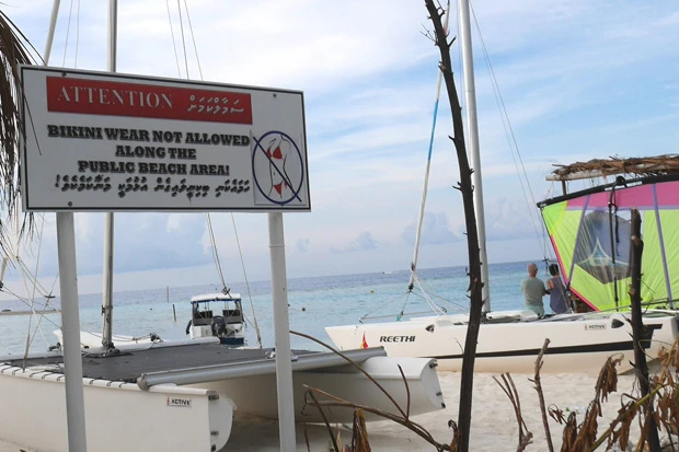 美しい海を目の前にミスマッチなビキニ禁止の看板