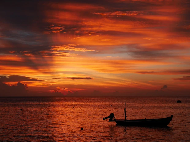 真っ赤に燃えるモルディブの空
