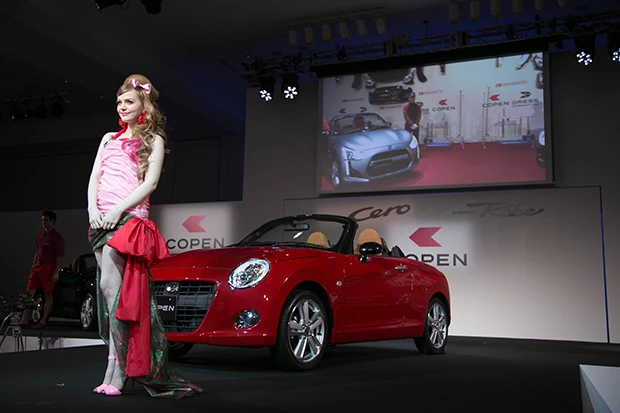 キレイな脚を大胆に出した衣装へ一瞬で変わった