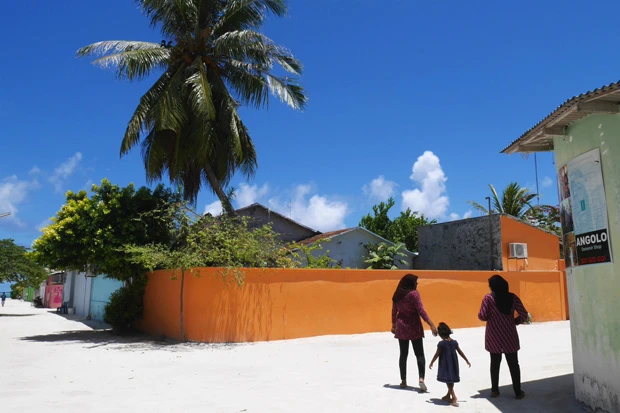 赤道直下で椰子の茂る南国の炎天下、ヒジャブやブルカをかぶって過ごすイスラム教徒の女性たち