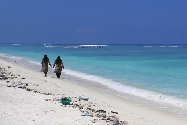 基本泳いでる人はいないけど、手をつないだふたりの女性は服を着たままズンズン海へと進んでいきました。溺れないか心配