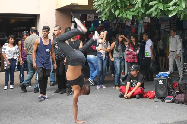 街中のパフォーマー