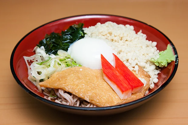 キツネ、タヌキ、カニカマ、温泉卵、ワカメが入った冷し特選(490円・税込み)。夏場の定番だ