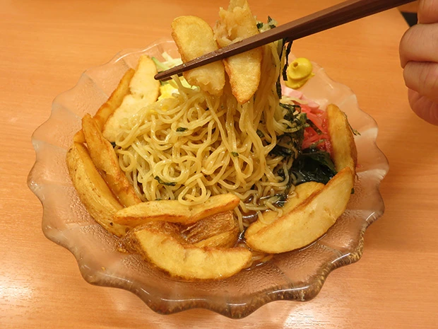 これからの季節にピッタリな、日高屋の黒酢しょうゆ冷し麺(510円)。こちらも微妙と思いきや、甘酸っぱさがポテトに合う。中華風の大学いものようなイメージ。タレをよく吸うのでポテトの入れすぎには注意。総合点4/5