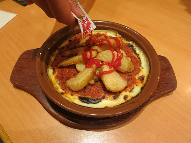 サイゼリアの人気メニューのミラノ風ドリア(299円)にポテトをイン! ポテトについてくるケチャップをかければ、味も濃くなりドリアともマッチ! 総合点3/5