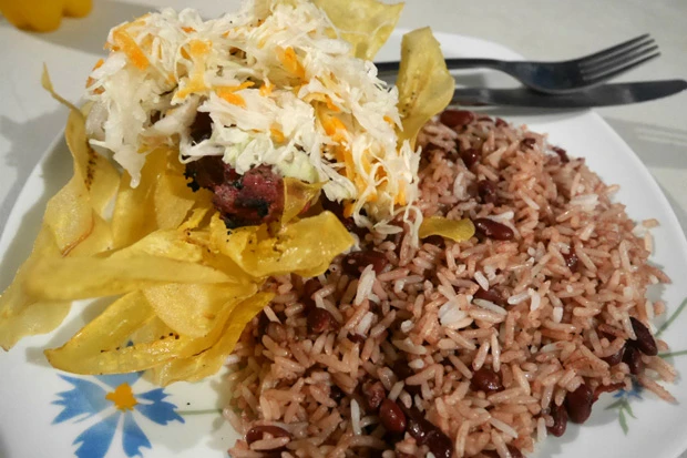 同じ宿のコスタリカ人にお勧めされたご飯。チキン、プランテーン(緑のバナナ)、豆ご飯ガジョピント。ジュース付きで5ドル