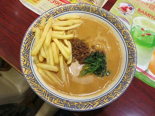 バーミヤンの坦々麺(599円+税)。意外性はないが、単純なおいしさでいうとナンバーワン! 濃厚なスープとの相性は抜群。ちなみに、同店の期間限定メニュー「冷やし坦々麺」でも試してみたが、総合的に温かい坦々麺の勝ち! 総合点4.5/5