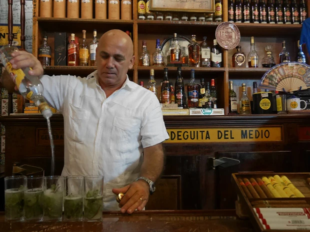 キューバのラム“ハバナ・クラブ”をこれでもかと注いだモヒート。みんなコレ頼むからモヒートが並んでる