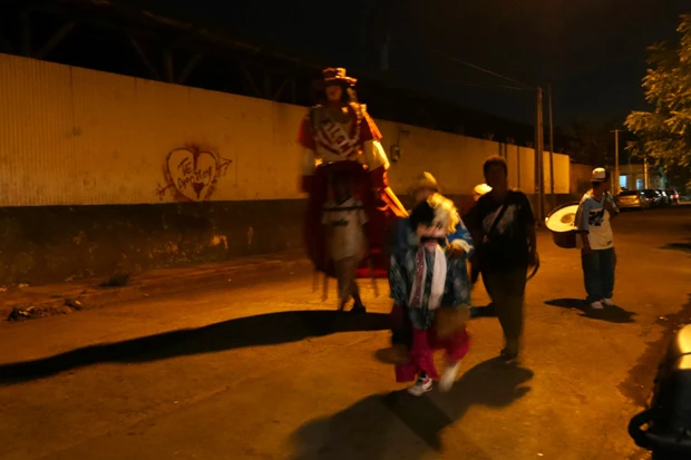 人形を抱えた少年たち。結局、動揺し撮影できずブレている