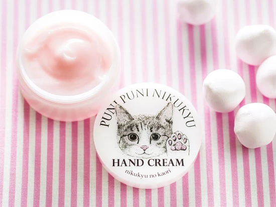 ピンクのクリームは見た目も猫の肉球のようにプニプニな「あの猫（こ）とおそろい！？ プニプニ肉球の香りハンドクリーム」。ヒアルロン酸やコラーゲンなどが配合されている