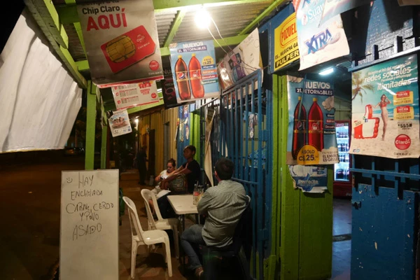 シャバには小さなお店が数件