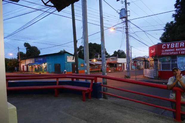 バス停宿から見た外の世界。青い店がご飯を食べたところ。本当に目の前なのにそこまで行くのが怖い。