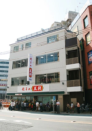 1967年に開店した「餃子の王将四条大宮店」(京都府京都市中京区四条通大宮西入錦大宮町116-2 営業時間:11時~25時 無休【年末年始は要問い合わせ】)
