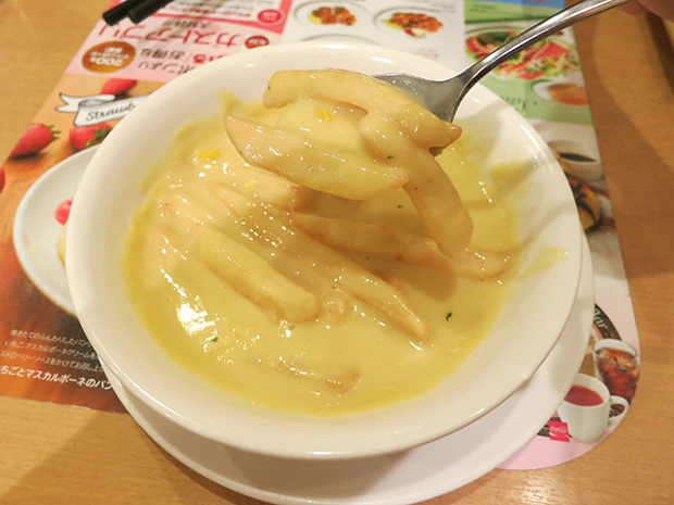 ガストのとうもろこしのコーンポタージュ(199円+税)とポテトの相性は、意外にも抜群! 濃厚な甘口ソースを絡めたフォンデュのような印象に。ポテトのも太いので、イモの風味もしっかり残る。総合点5/5