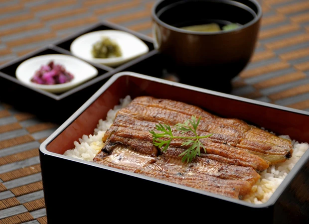 うな重だけでなく、煮物やおひたし、海藻などの小鉢を組み合わせれば最強。熱が体内にこもらないようにトマト、ナスなどの旬の野菜も