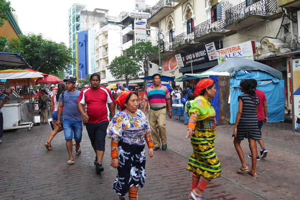 旧市街に入ると突然現れる、先住民のクナ族