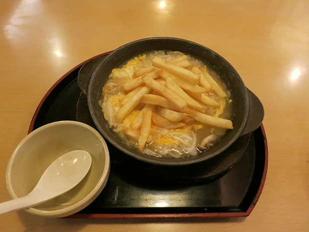 ジョナサンのずわいがにの雑炊(699円+税)。どうみても合わなそうだが、結果はベストマッチ! 少し甘いだしをポテトが吸っていいあんばいに。卓上にある塩をポテトにひと降りするとよい。総合点(5/5)