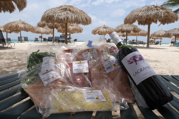 カリブ海を眺めながらのワインとハムで優雅なひと時