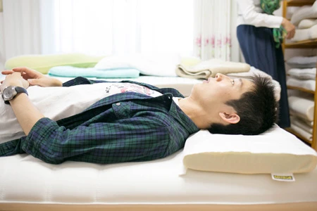 首から後頭部の形が枕にフィットするか