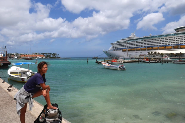 港を見ると、ついこのポーズをとってしまうマリーシャ。バックパックを足蹴にしてます(画像はアルバの港)