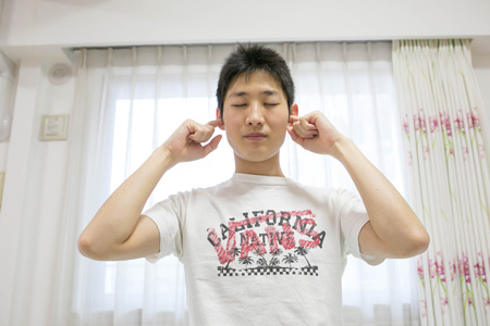 人差し指で両耳の穴をふさいで「ん~」と声を出す。ストレスを沈め、リラックスできる簡単エクササイズ!