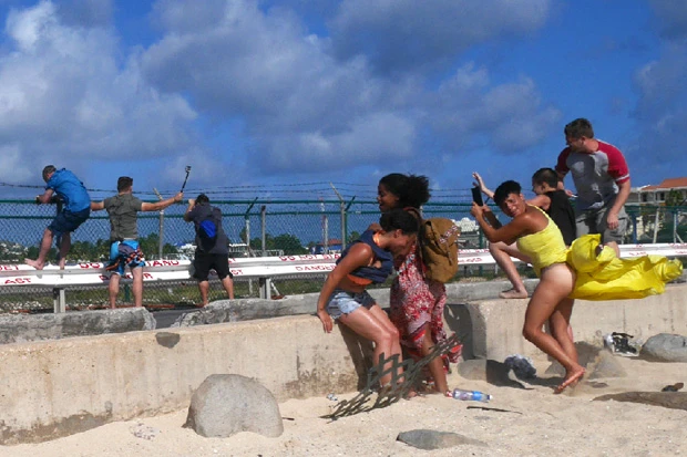 突風に耐える人々