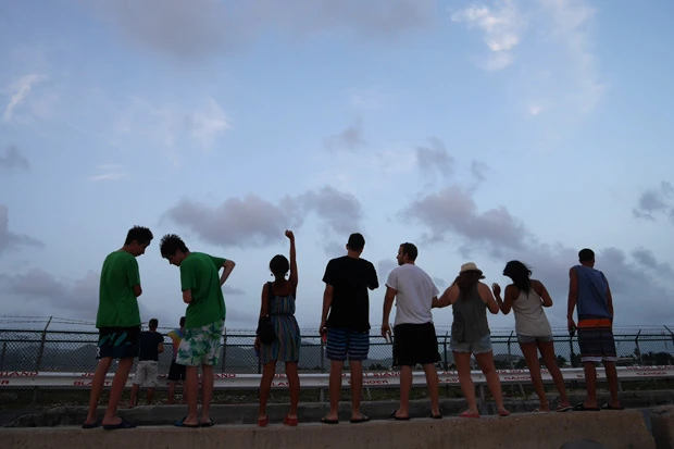 飛行場を眺める人たちに混ざって、ワンピースポーズ