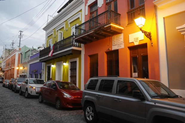カラフルな建物や、教会、オシャレなバーが並ぶかわいいオールドサンファン