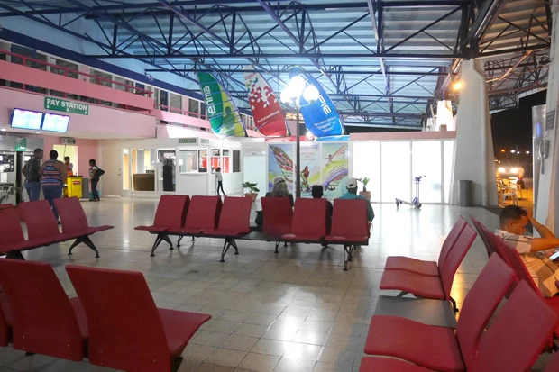 フラミンゴ空港はピンク。私が寝てたベンチ。右はすぐ外。そこにロバ登場