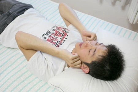 耳たぶを引っ張って、パチン!