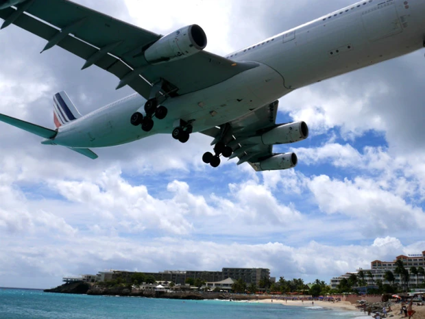 エンジン4基搭載のジェット機! でっかすぎて近すぎてカメラに収まらず!