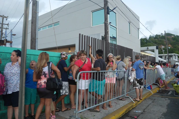  並ぶ港。眠い目をこすりながらの２時間待ち